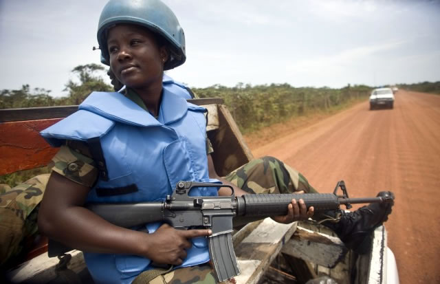 Private Linda Mensah, one of 41 female members of a Ghanaian peacekeeping unit in Liberia (2009). UN Photo/Christopher Herwig